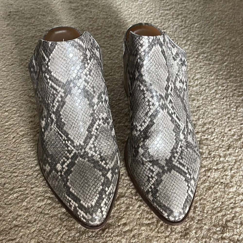 Report snakeskin mules